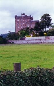 huntlycastlesmall.JPG (56894 bytes)